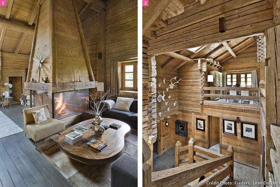 Salon avec cheminée en bois, escalier en bois.