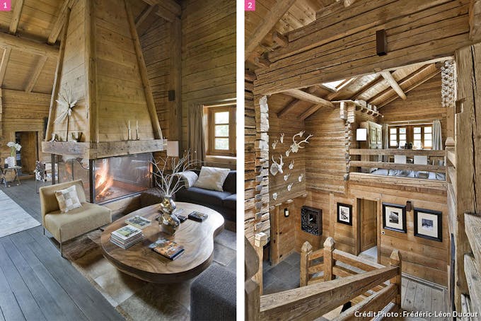 Salon avec cheminée en bois, escalier en bois.