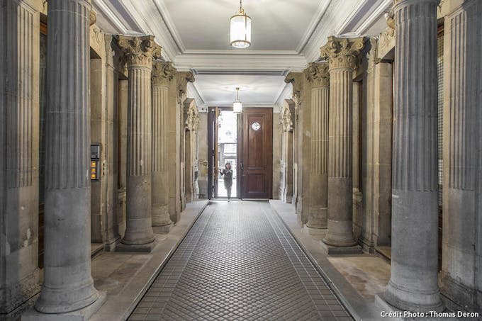 Hall d'entrée de l'immeuble haussmannien dans lequel Sabine a son appartement.