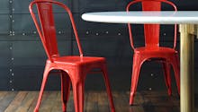 La chaise A de Tolix, icône du mobilier industriel, fête ses 80 ans