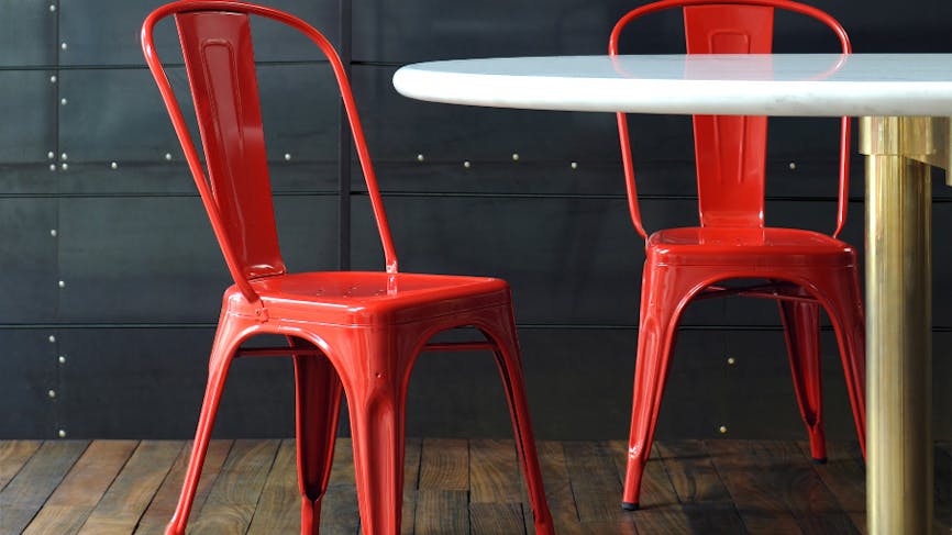 La chaise A de Tolix, icône du mobilier industriel, fête ses 80 ans