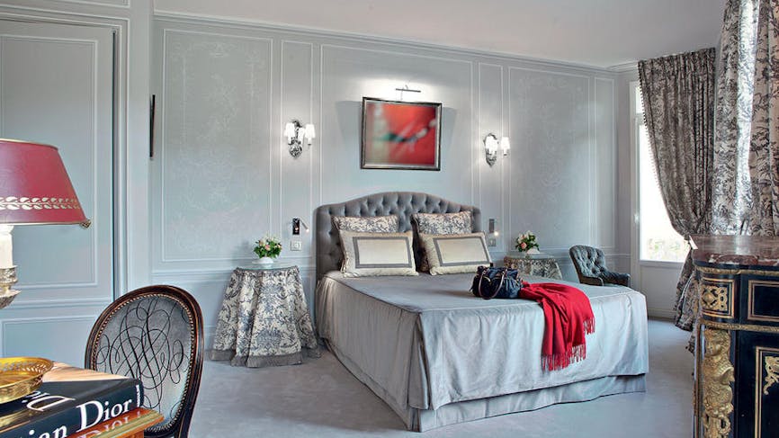 Chambre luxueuse et inspirée des goûts de Christian Dior