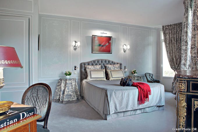 Chambre luxueuse et inspirée des goûts de Christian Dior