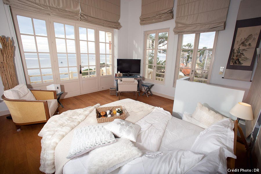 Chambre très spacieuse avec fenêtres de plein pied orientées vers la mer.