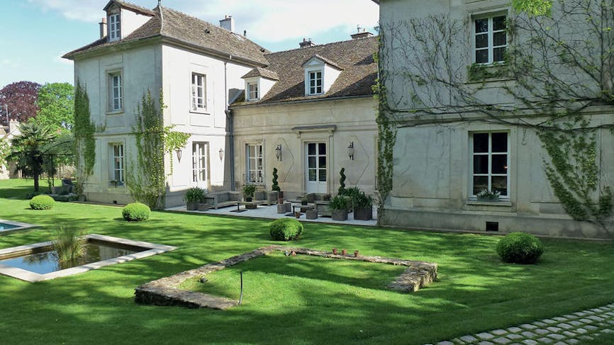 Jardin et façade de La Minotte, vieille bâtisse du 18ème siècle