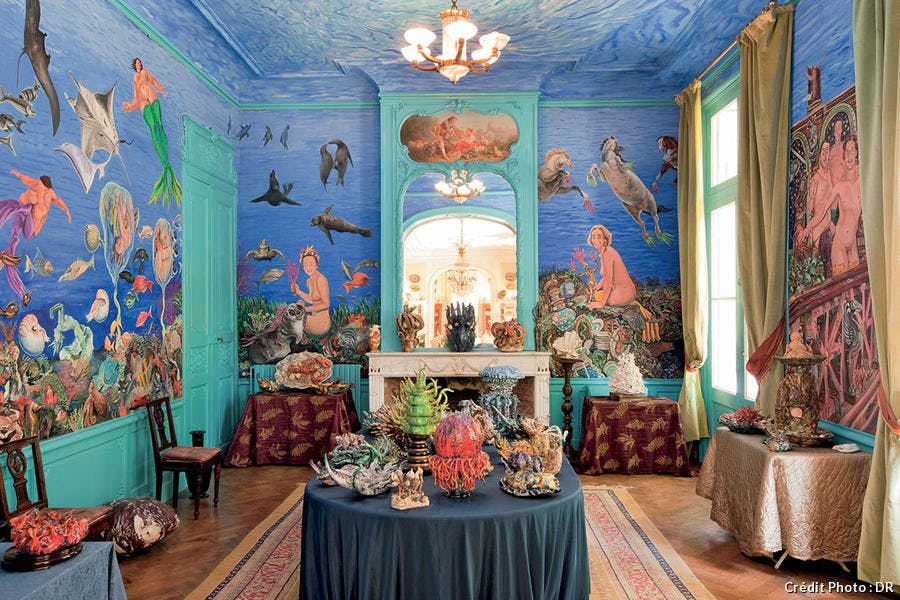 Petit salon avec fresque peinte par Jean Viennet, bleu dominant