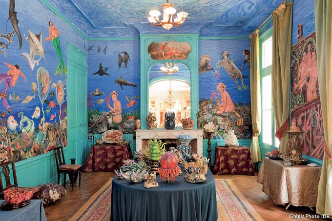 Petit salon avec fresque peinte par Jean Viennet, bleu dominant