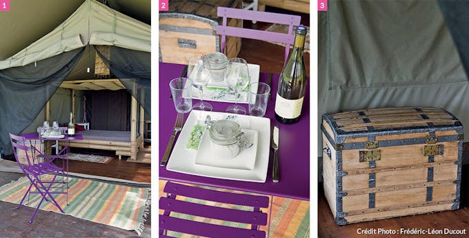 Lit en bambou, table violette et coffre de voyage.
