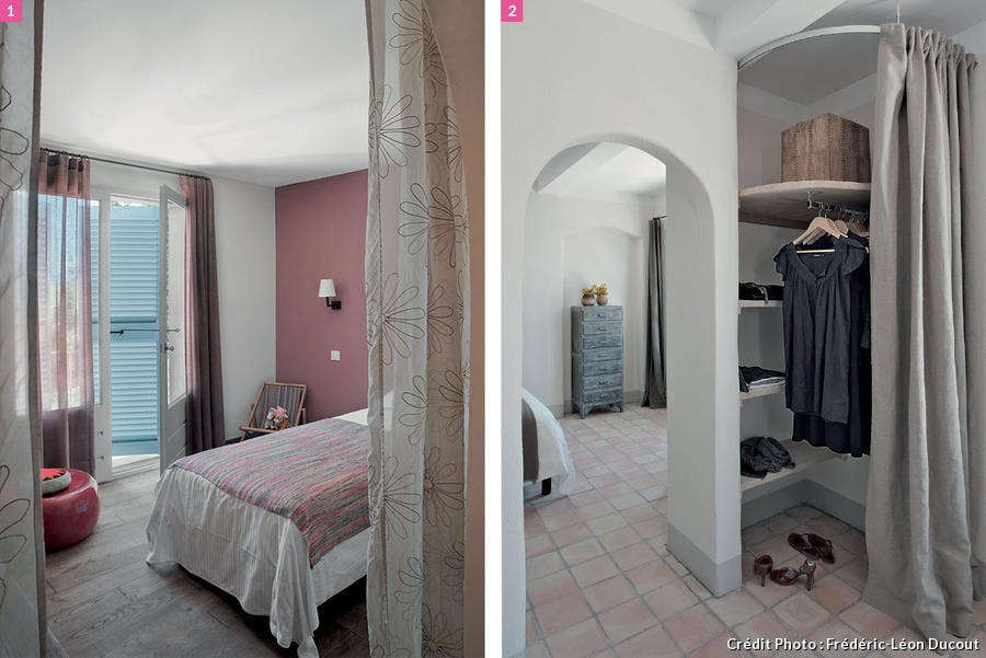Chambre et dressing aux murs blancs, style méditerranéen.