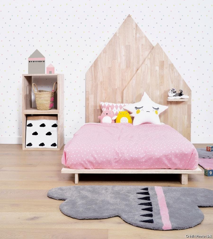 Une tête de lit pour enfant en forme de maison en bois