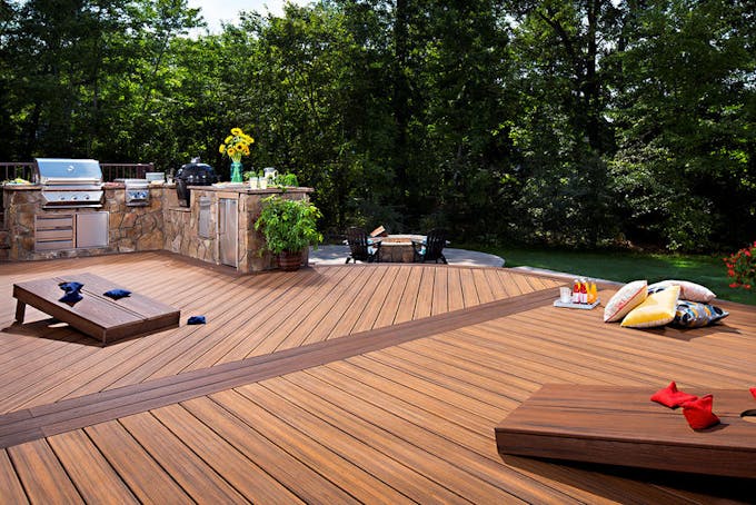Grande terrasse avec parquet en bois recyclé.