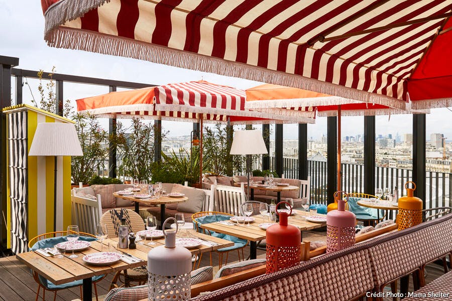 Terrasse avec parasols à franges dans un style balnéaire