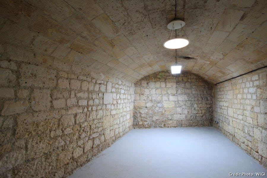 Une cave voûtée du 18e siècle, typiquement bordelaise, d'une surface de 90 m2  et d’hauteur sous plafond de 3 m.