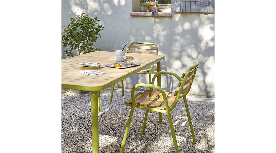 Une touche de vert pour cette table et ces fauteuils