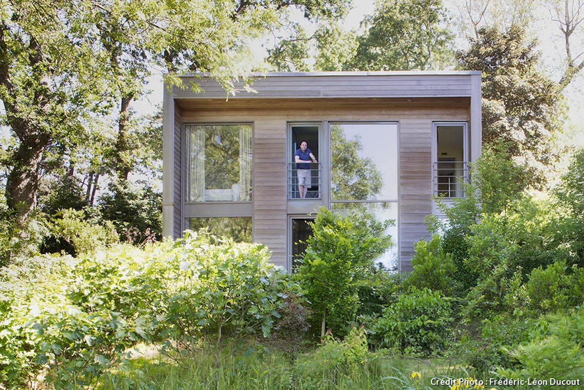 Une maison à ossature en bois ouverte sur la nature