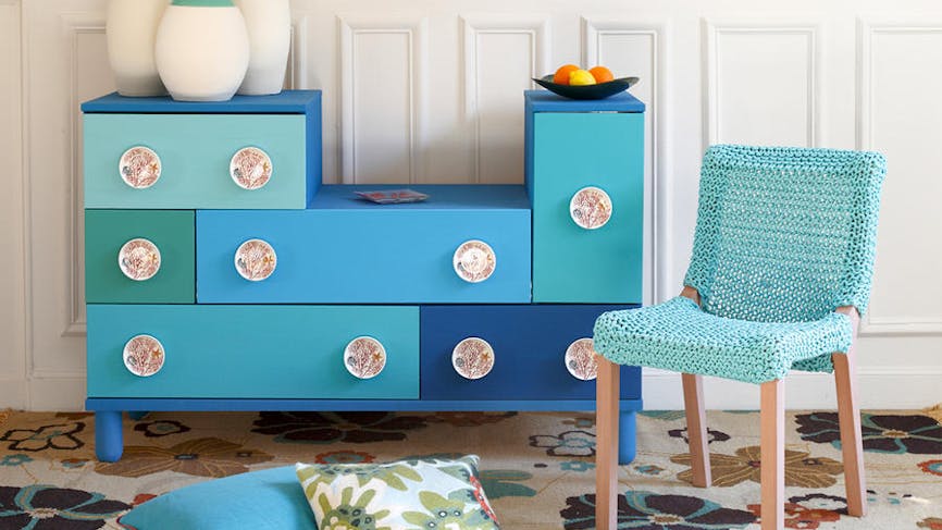 Customiser un meuble avec des poignées décoratives