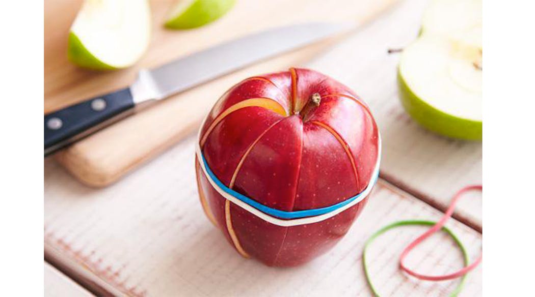 Un elastique autour d'une pomme tranchée pour la conserver