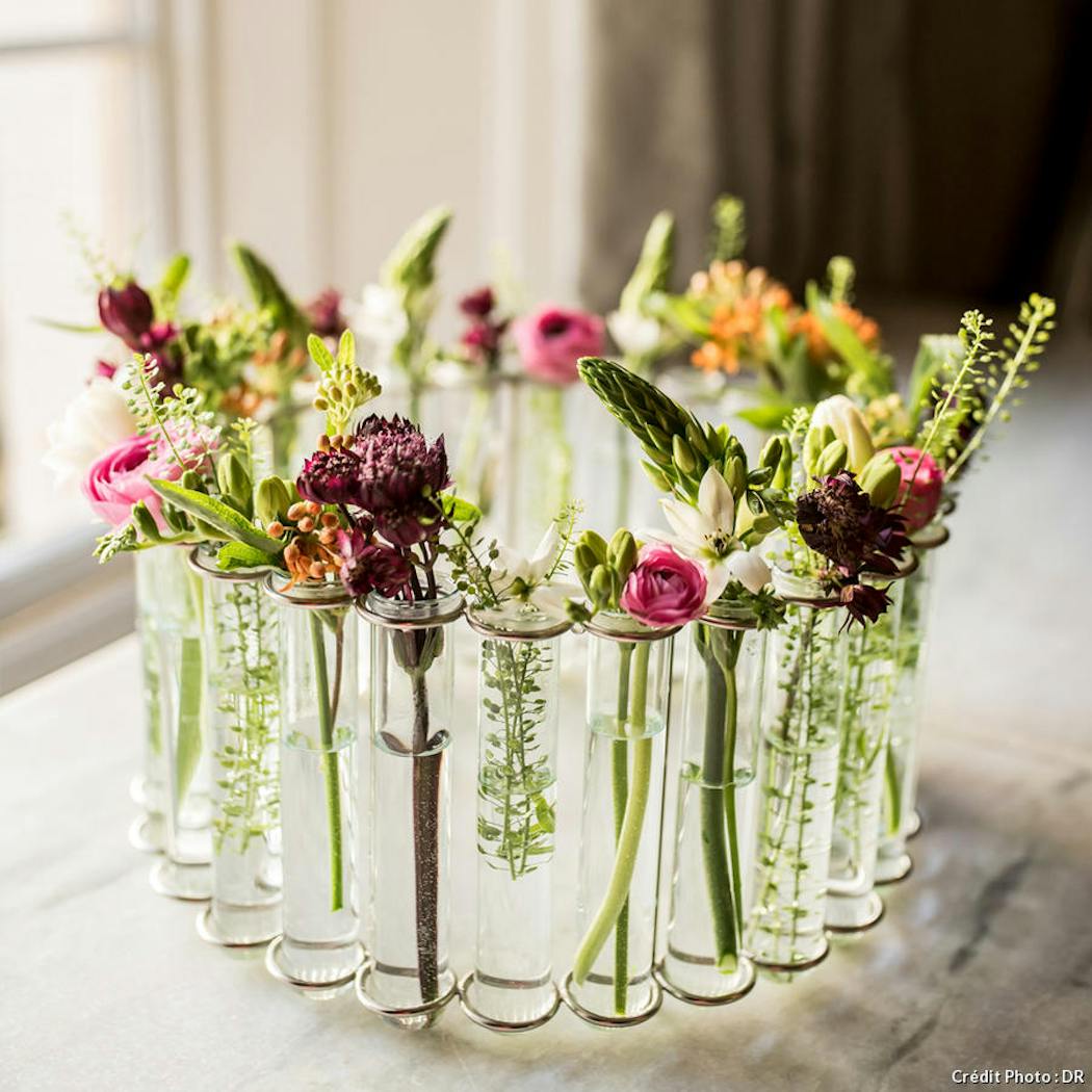 Vase à fleurs avec tubes à essai -  France