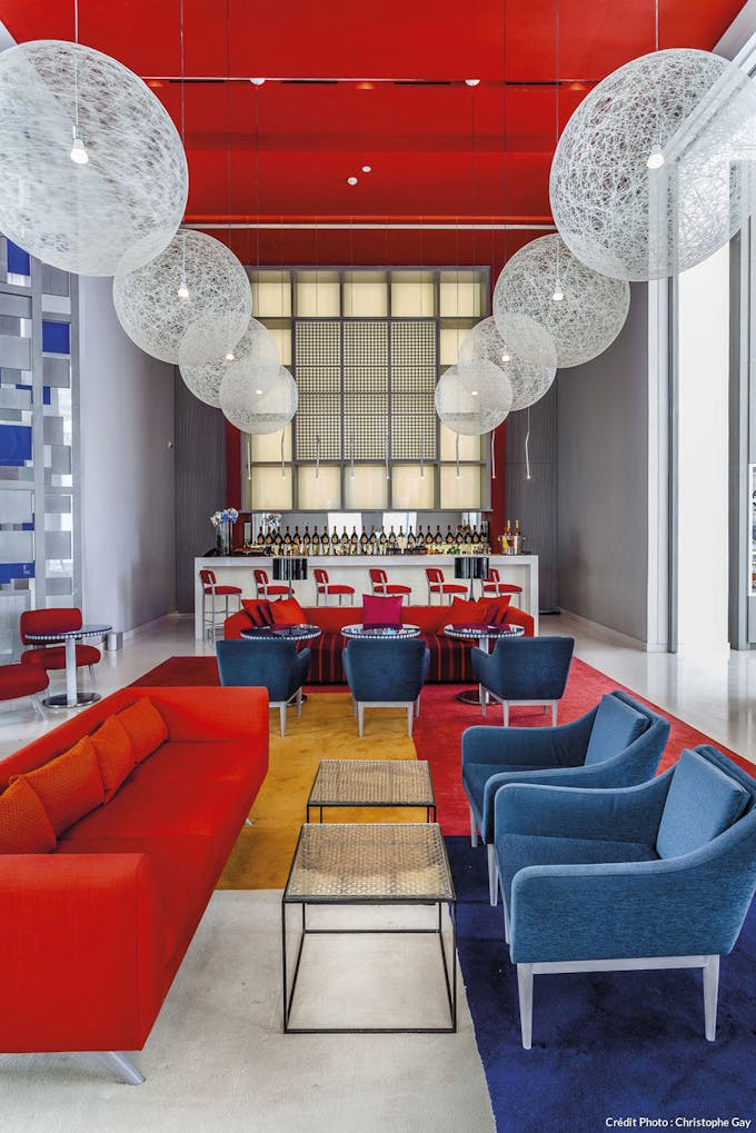 Lobby bar bleu blanc rouge