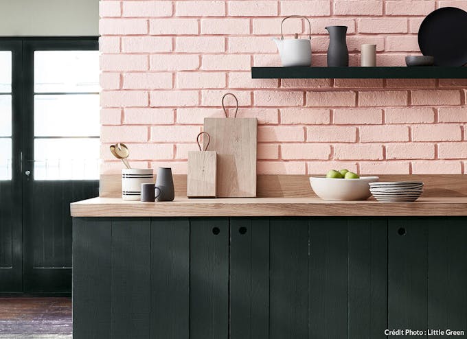 Mur en briques peint en rose poudré à la cuisine.