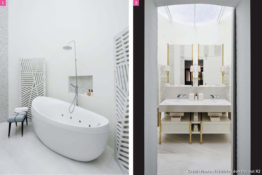 La baignoire ovale bouscule les codes de cette salle de bains au style minimaliste