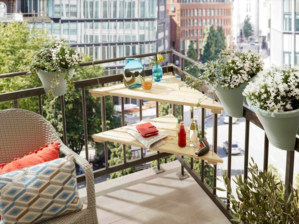 Aménagement du balcon : créer une table d'angle pour le balcon