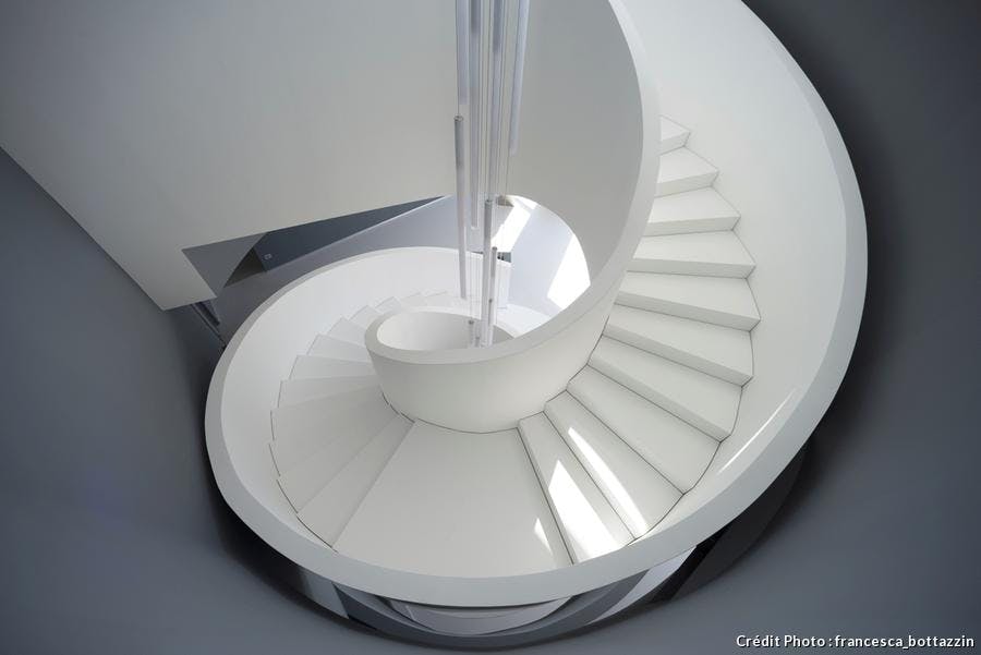 Escalier Rovigo en Hi-Macs Alpine White signé par l'architecte Ilaria Mossom