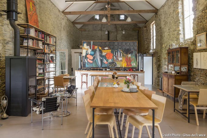 La salle à manger baptisée l'Auberge permet des petits-déjeuners entre Art contemporain et vieilles pierres.