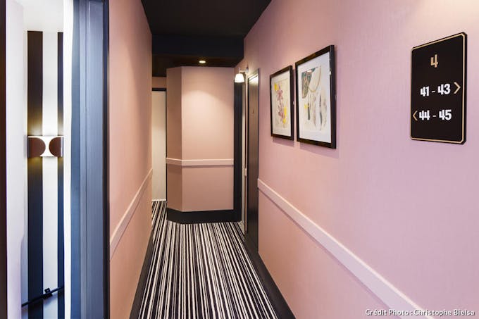 Hôtel Pastel Paris 16e, inspiration haute couture, couloir, rayures Chanel 