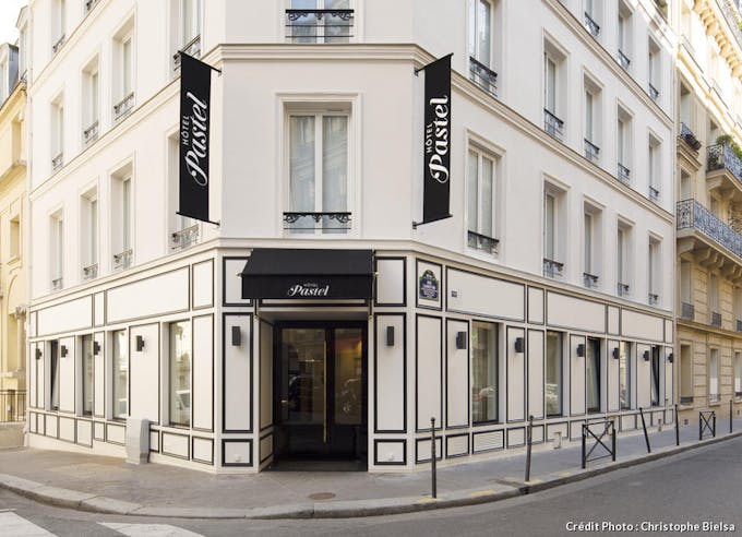 Hôtel Pastel Paris 16e, inspiration haute couture, façade comme boutique 