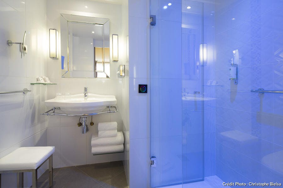 Douche de lumière assurée dans les salles de bains de l'hôtel