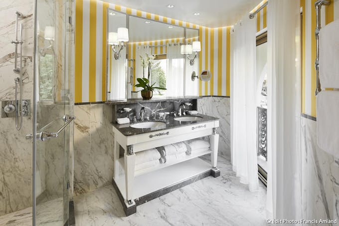 Les salles de bains sont à la fois classiques et modernes grâces aux touches de couleurs.