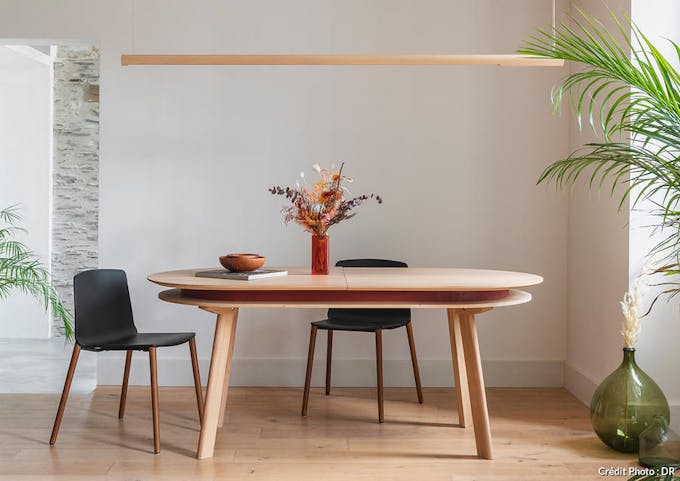 une salle à manger avec du mobilier épuré en bois