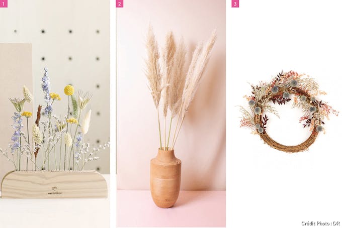 des fleurs séchées dans un soliflore, des fleurs de pampa dans un vase et une couronnes de fleurs séchées
