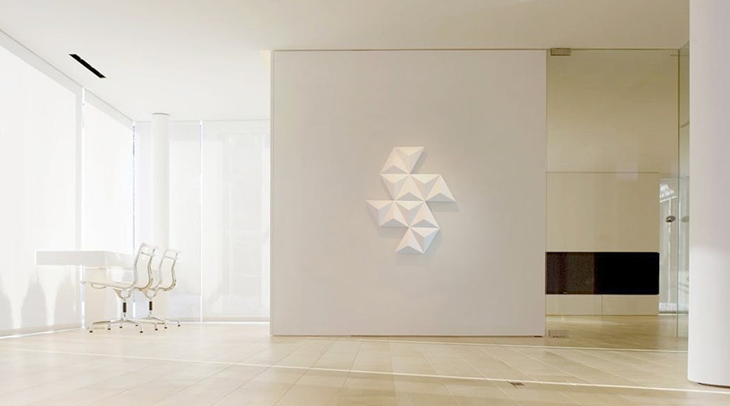 Un radiateur blanc géométrique en 3D façon oeuvre d'art contemporain