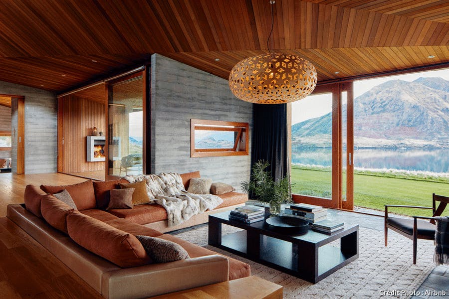 un salon scandinave avec canapé en cuir et table basse design