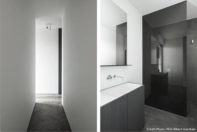 un couloir et une salle de bains minimaliste avec vasque intégrées dans un meuble en bois foncé sur mesure 