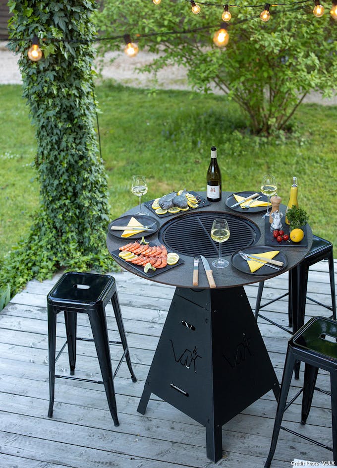une table en métal avec barbecue intégré