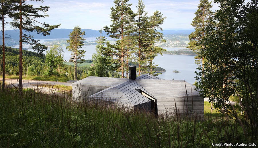une cabane contemporaine avec vue sur un lac