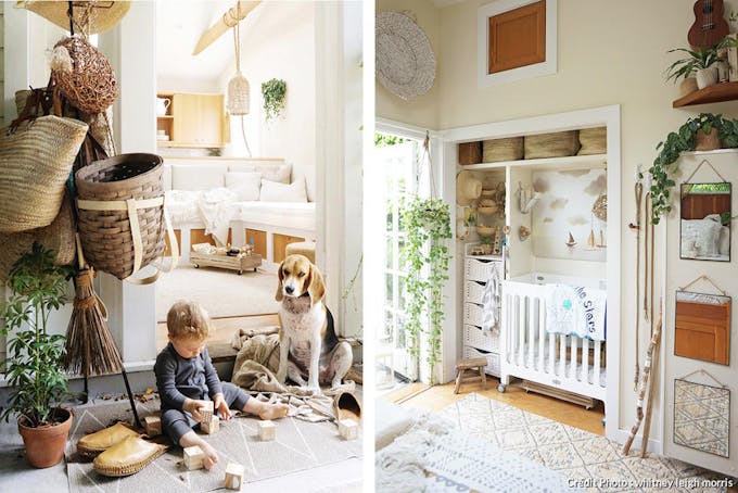 un enfant qui joue avec un chien sur un porche et une chambre d'enfant dans un mur