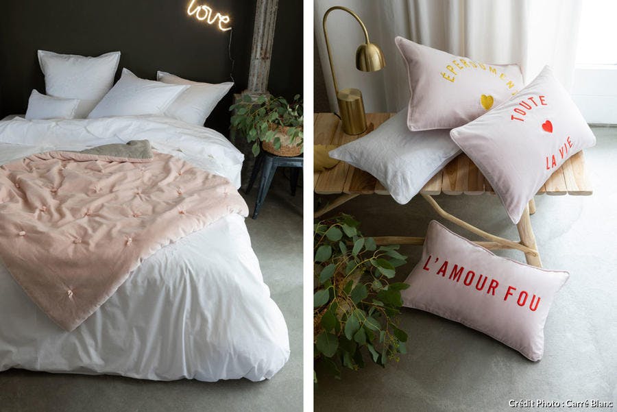une chambre à coucher romantique avec des coussins imprimés de mots d'amour