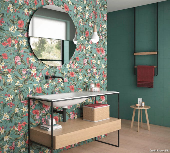une chambre contemporaine avec du carrelage fleuri en guise de papier peint