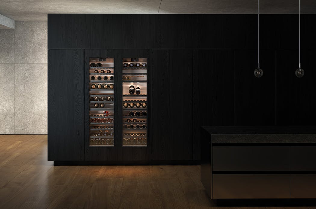 une cave à vin intégrée dans une cuisine noire