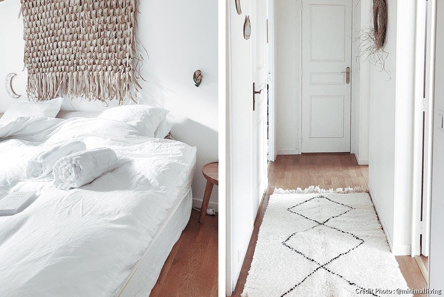 une chambre à coucher et un couloir minimalistes