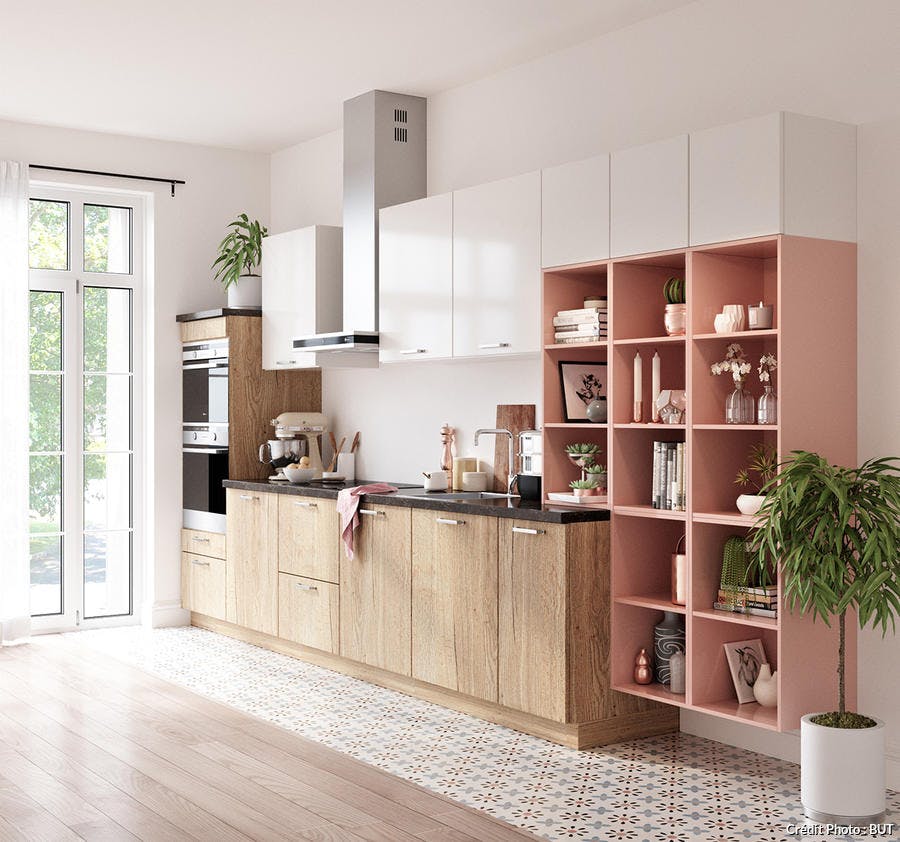 une cuisine moderne mixant bois, meubles rose et plan de travail en granit