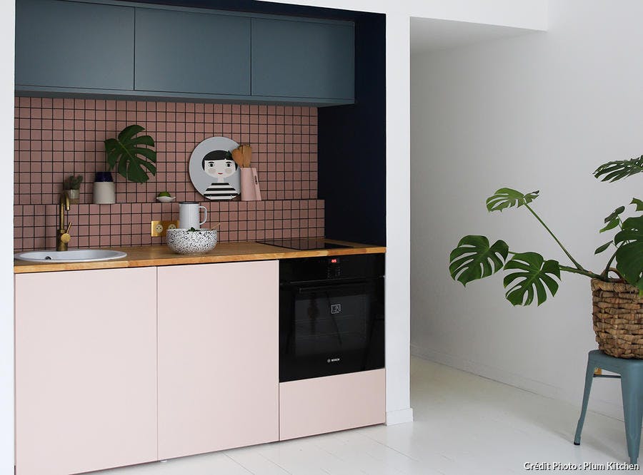 une cuisine rose et bleu avec des détails dorés