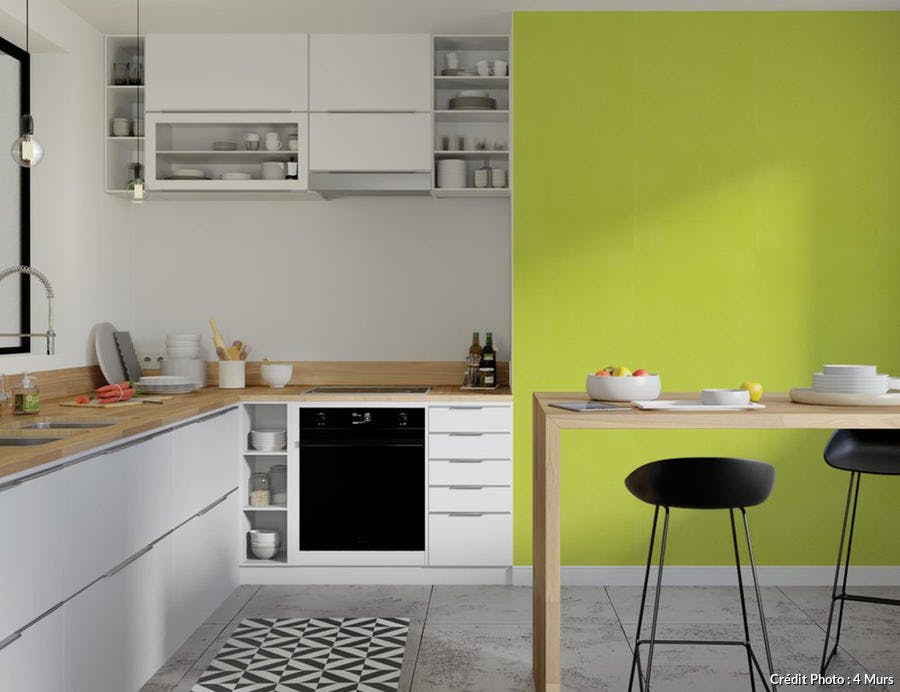 une cuisine avec un mur en papier peint vert anis