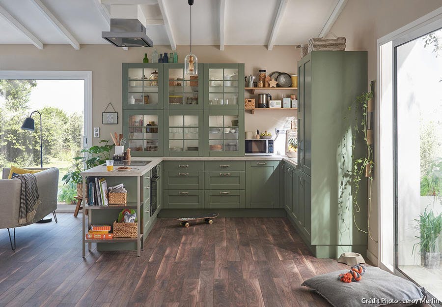 des meubles de cuisine vert et des murs taupe