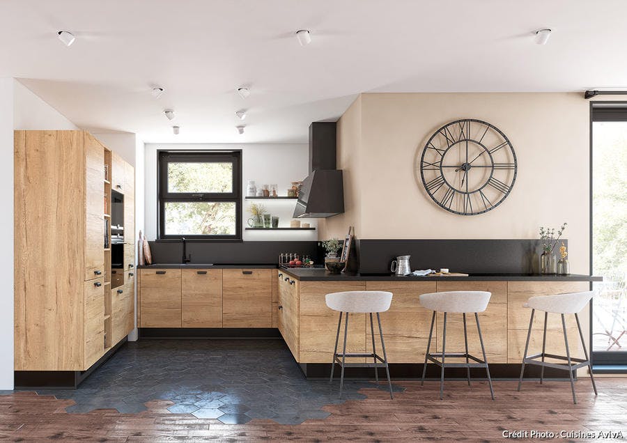 une cuisine moderne bois et noir avec un retour dinatoire et une horloge à chiffres romains