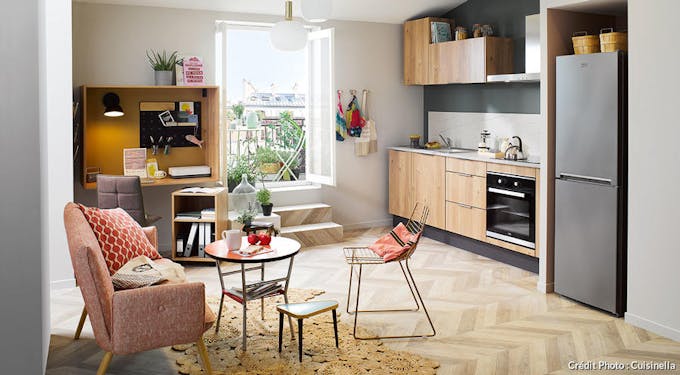 une mini cuisine compacte moderne bois et noir avec un espace bureau coordonné